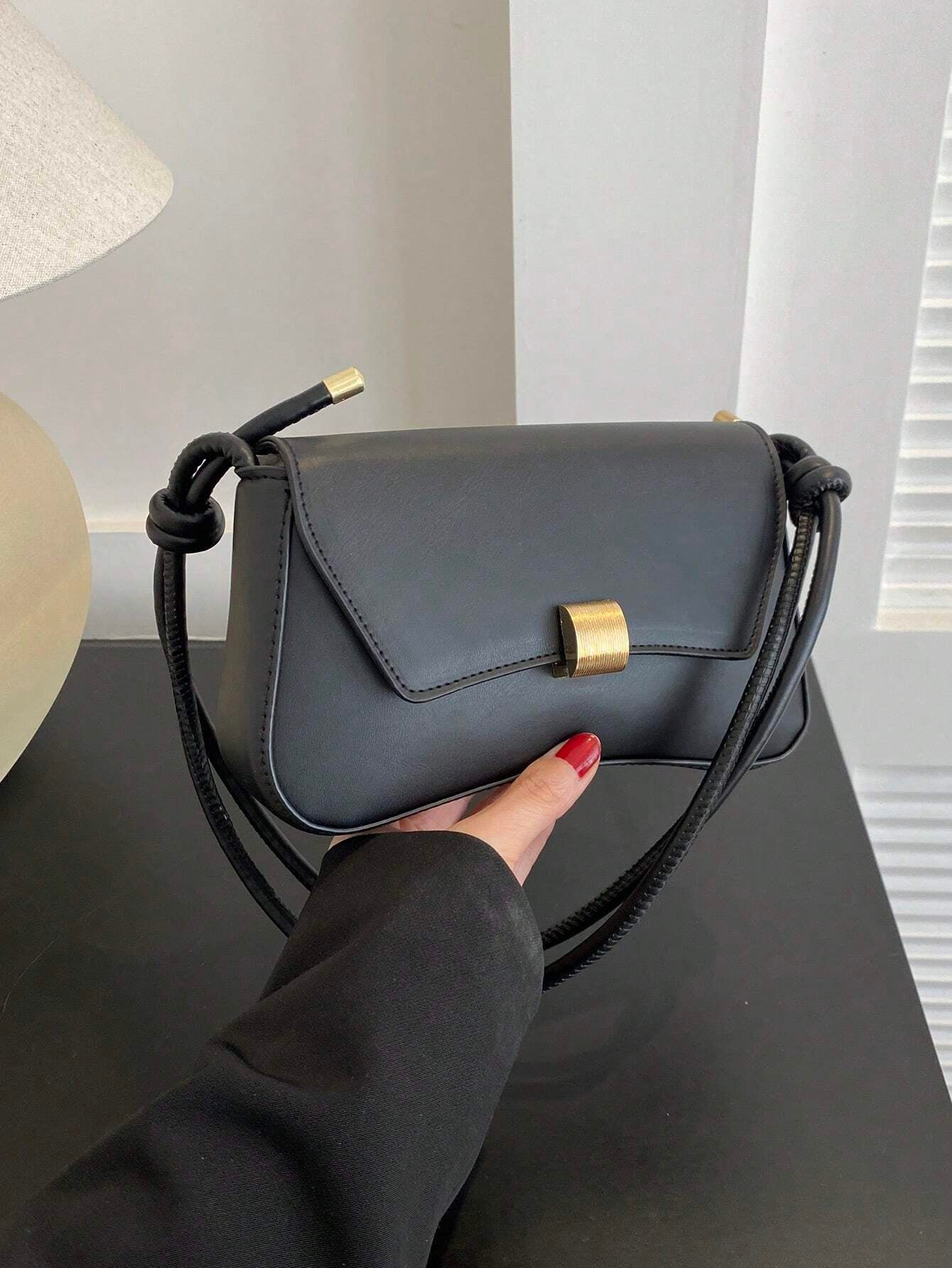 ESSNTL Shoulder bag (Black)