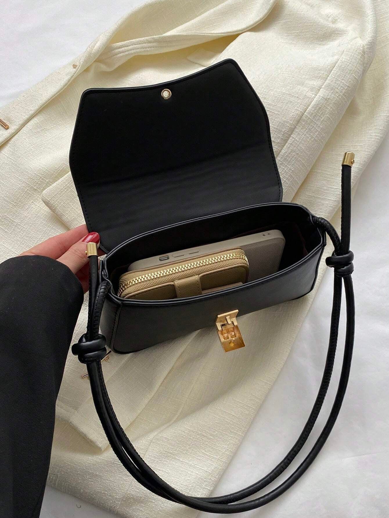 ESSNTL Shoulder bag (Black)